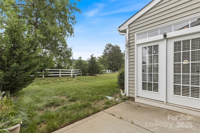 view of yard featuring a patio area