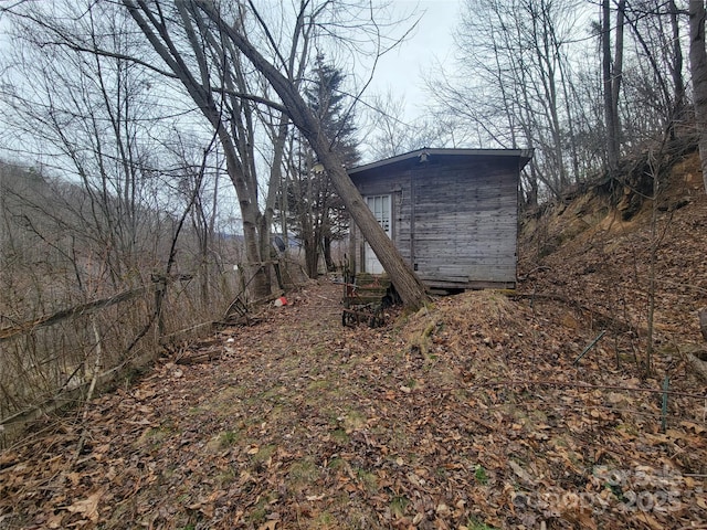 view of yard with an outbuilding