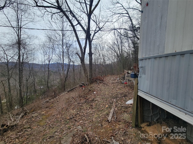 view of yard with a mountain view