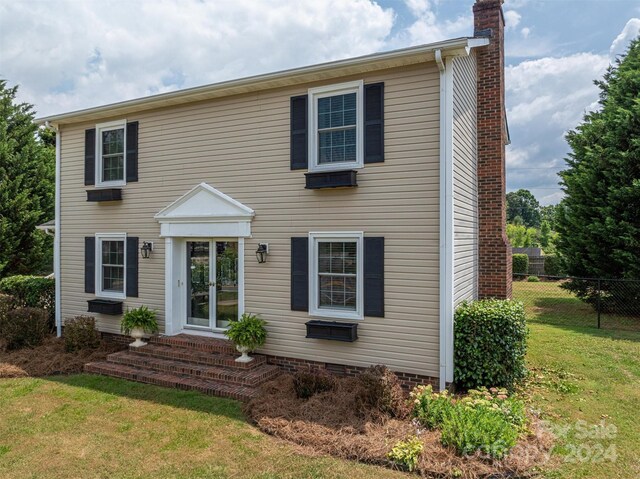 colonial house featuring a front yard