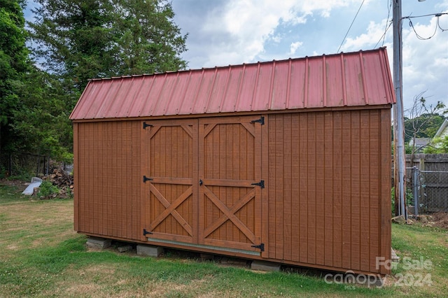 view of outdoor structure featuring a yard