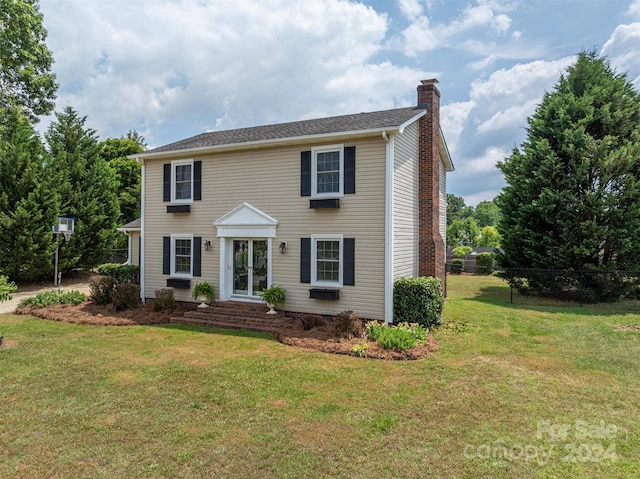 colonial home featuring a front yard