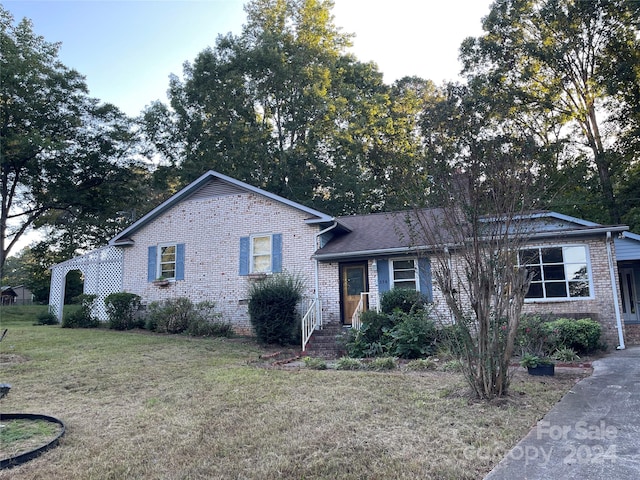 single story home with a front lawn