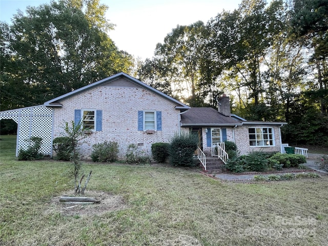 view of front facade with a front lawn