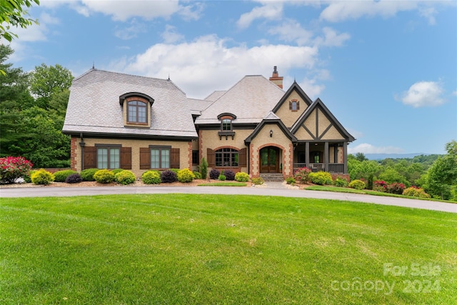 view of front of house featuring a front lawn