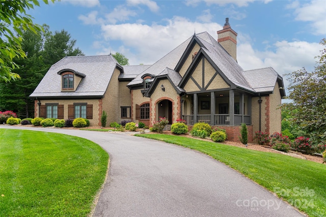 view of front of property with a front yard