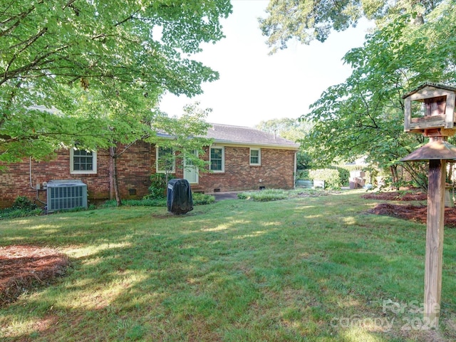 view of yard featuring central AC unit