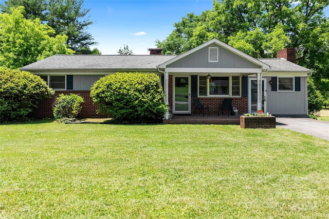 view of front facade featuring a front yard and covered porch