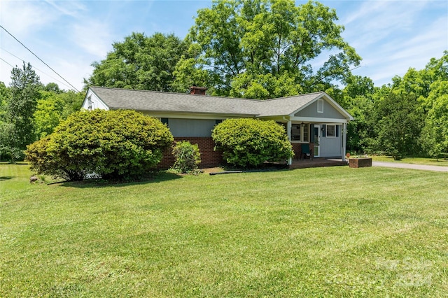 ranch-style house featuring a front lawn