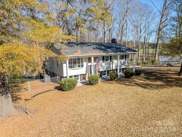 split foyer home with a front yard