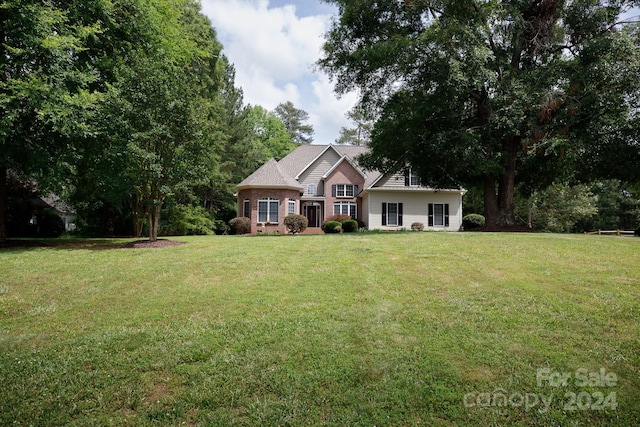 front of property featuring a front lawn