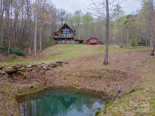 view of yard featuring a water view and an outdoor structure