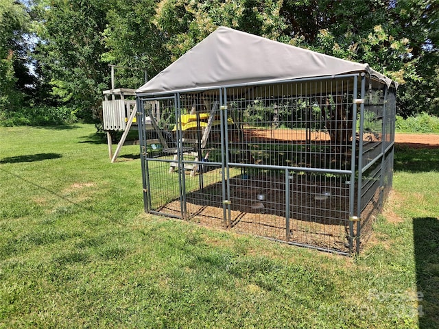 view of yard with an outdoor structure