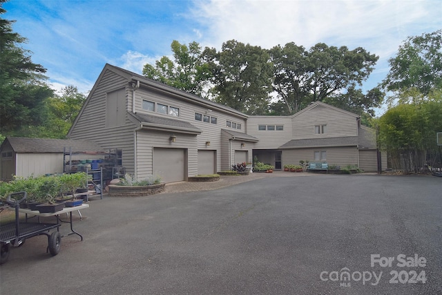 view of front facade featuring a garage