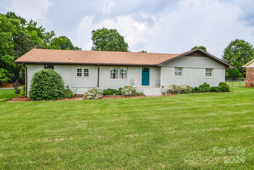 view of front of house featuring a front lawn