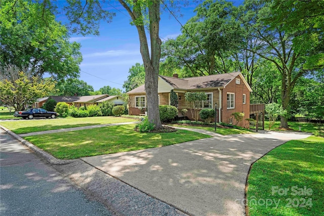 single story home featuring a front yard