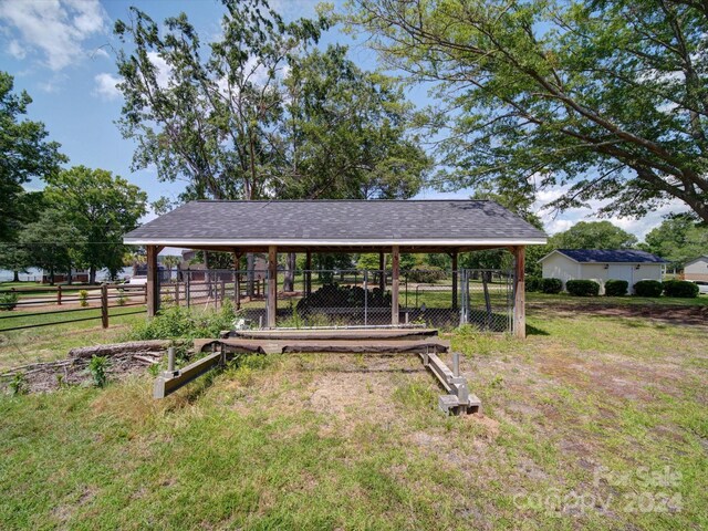 view of yard featuring an outdoor structure