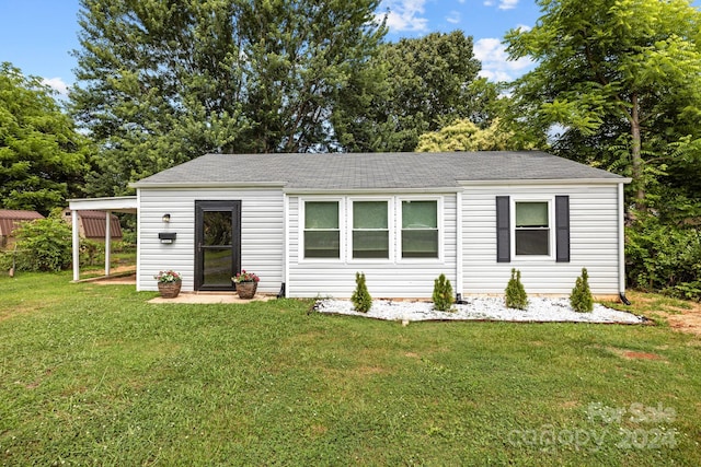 view of front of home featuring a front yard