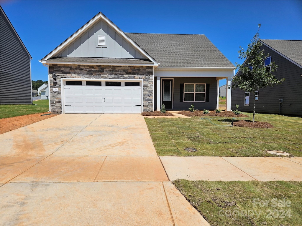 view of front facade featuring a garage and a front lawn