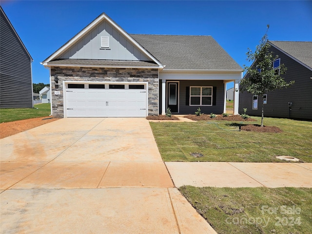 view of front facade featuring a garage and a front lawn