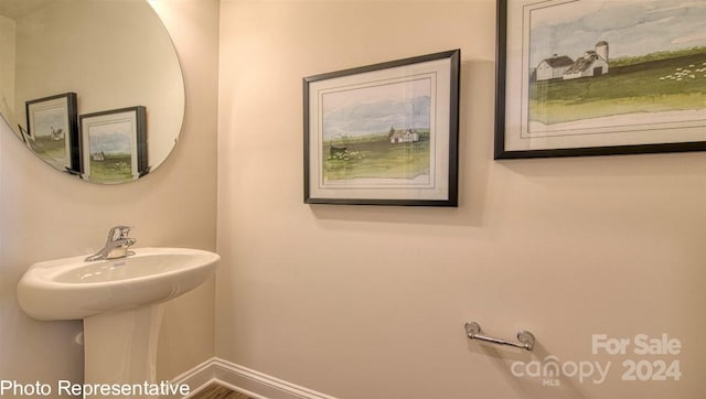 bathroom featuring sink