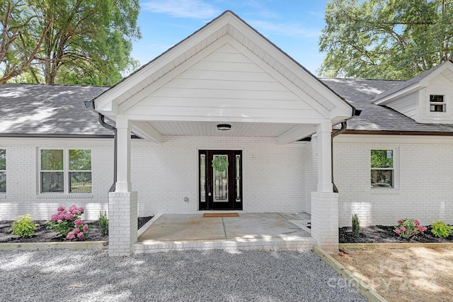 property entrance featuring a porch