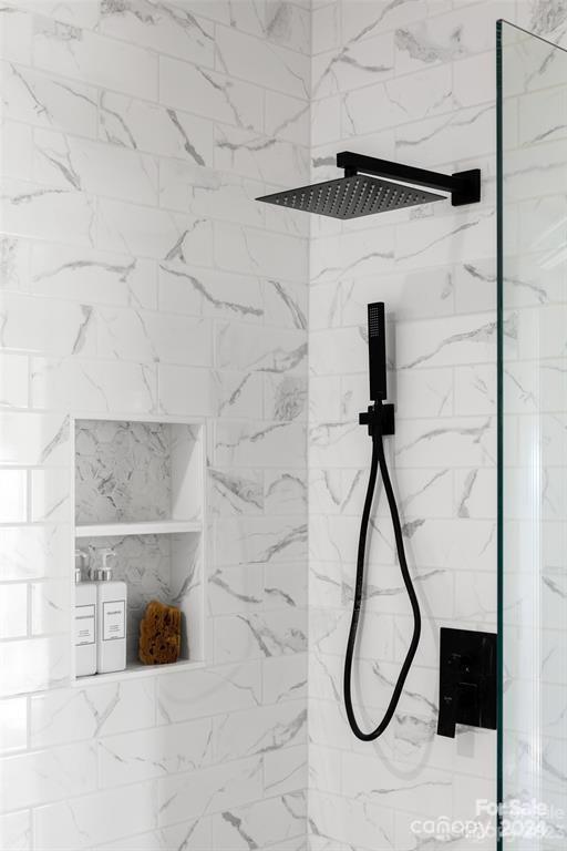 room details featuring a tile shower