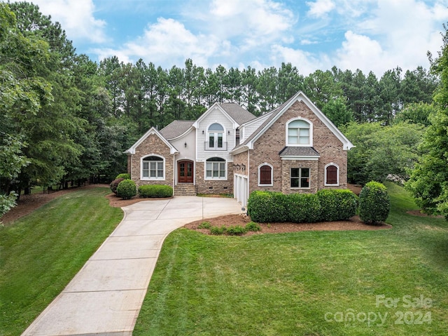 view of front of house featuring a front yard