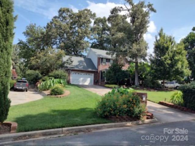 view of front facade featuring a front lawn and a garage