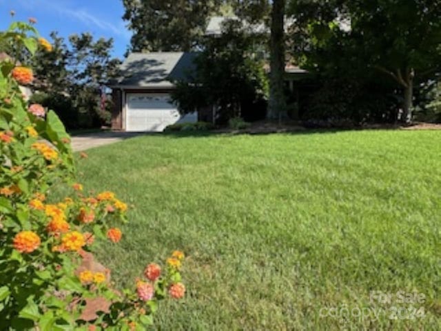 view of yard featuring a garage