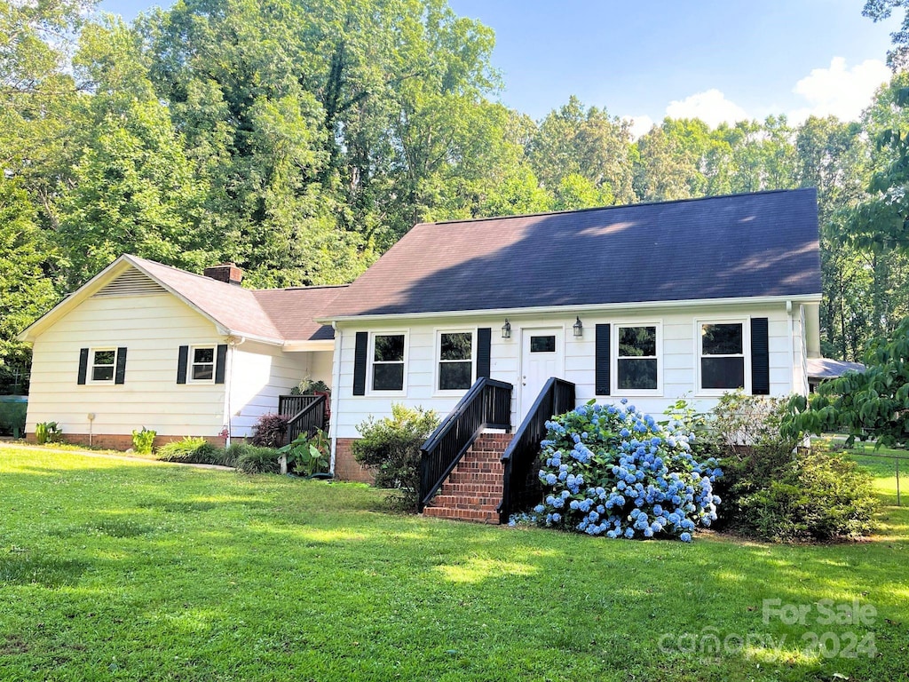 single story home with a front lawn