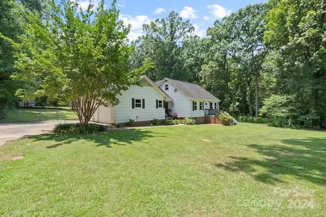 view of side of property featuring a lawn