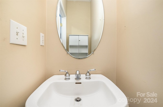 bathroom featuring sink