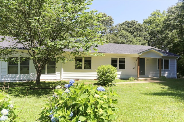 ranch-style house featuring a front lawn