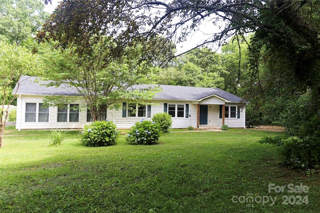 single story home with a front lawn