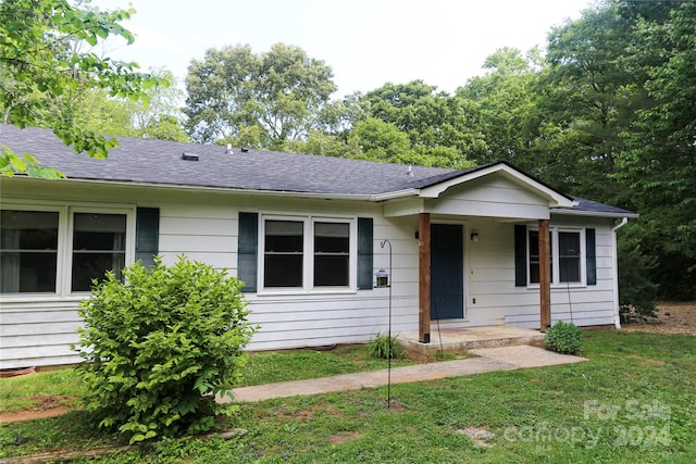 ranch-style house featuring a front yard