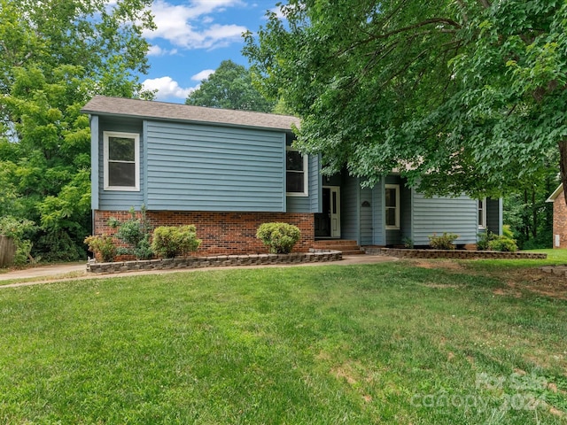 view of front of property featuring a front lawn