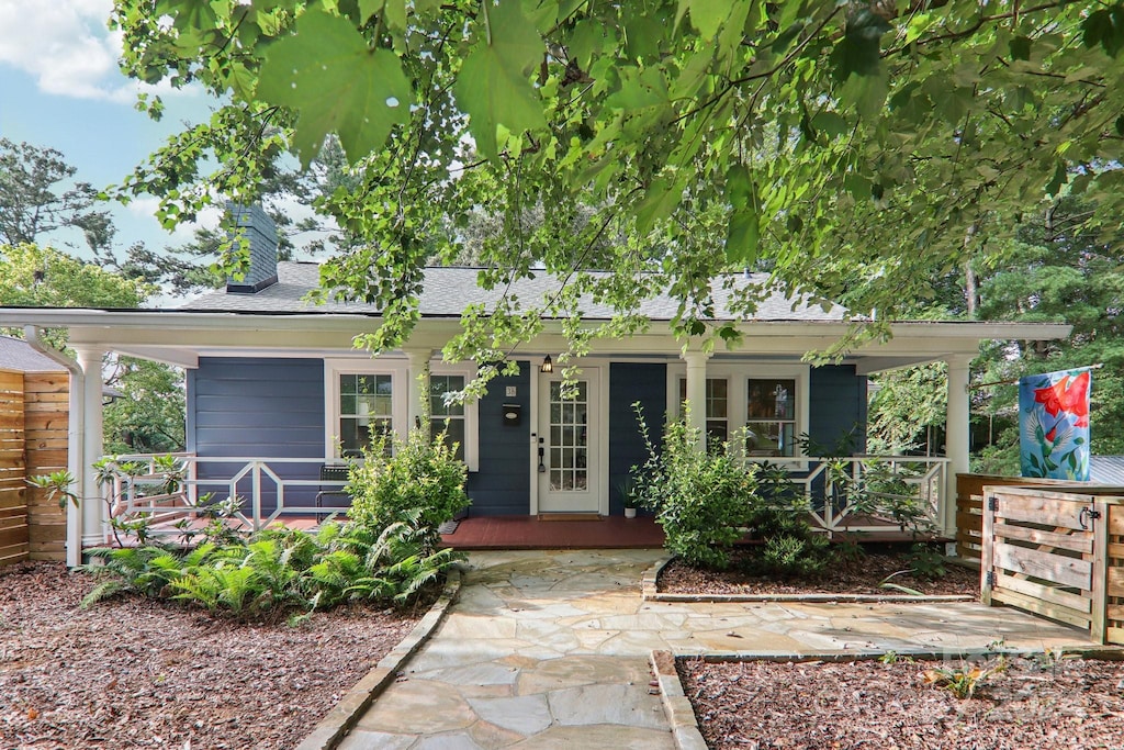 view of front of property featuring a porch