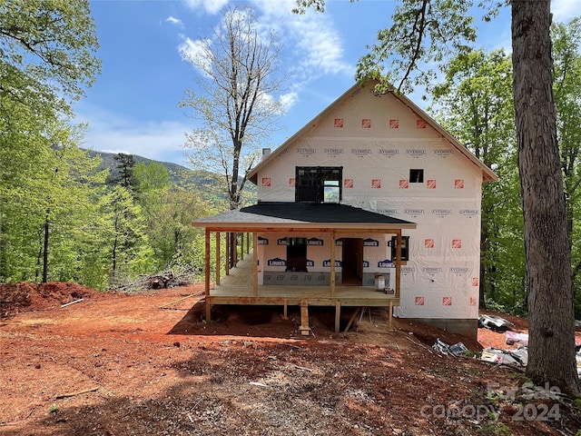 view of front of house featuring covered porch and a mountain view