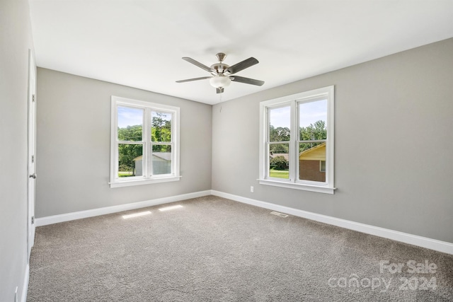 unfurnished room featuring ceiling fan and carpet