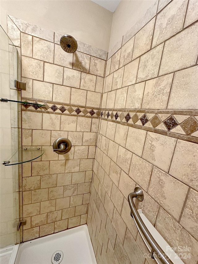 bathroom featuring tiled shower