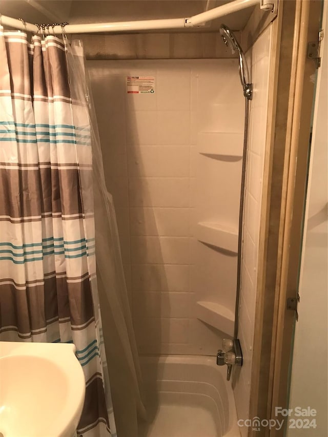 bathroom featuring sink and shower / tub combo