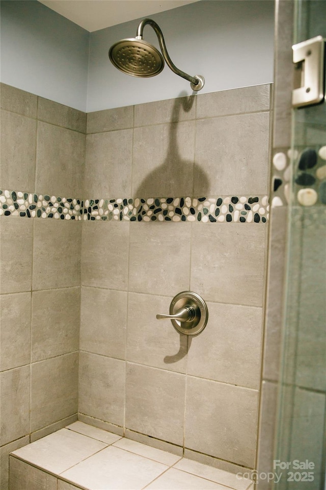 full bathroom featuring a tile shower