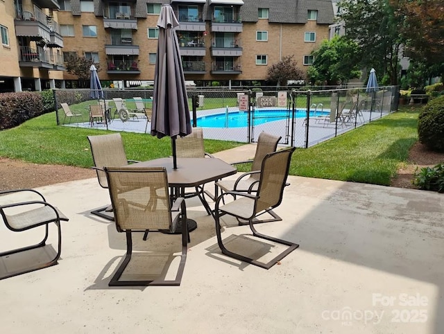 view of swimming pool with a yard