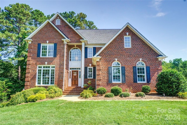 view of front of house featuring a front lawn