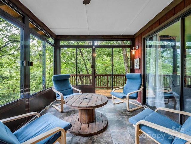 sunroom with ceiling fan