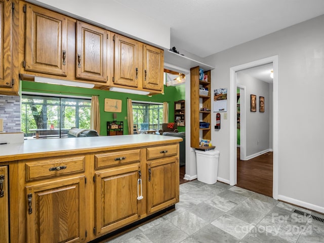 kitchen with backsplash and kitchen peninsula