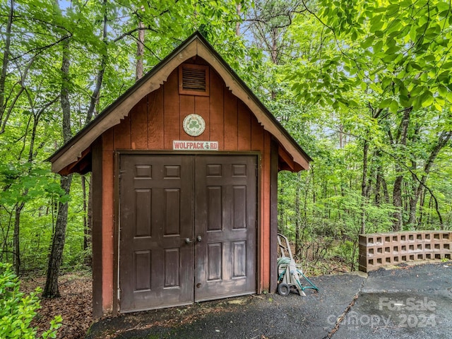 view of outbuilding