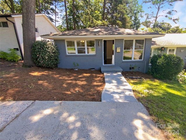 view of front facade featuring a front lawn