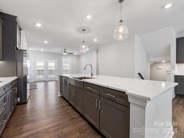 kitchen featuring sink, ceiling fan, an island with sink, decorative light fixtures, and stainless steel appliances